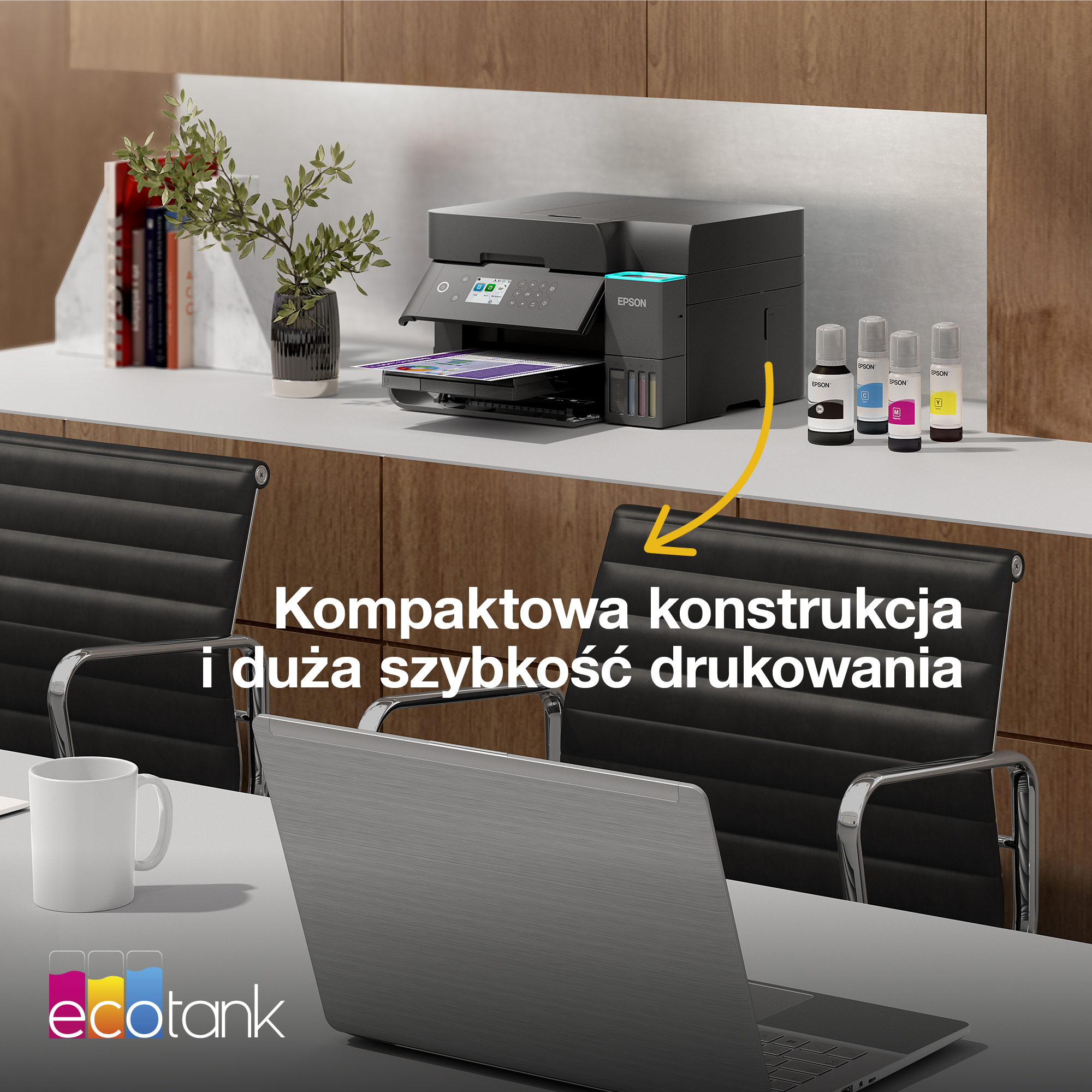 Drukarka Epson EcoTank na biurku z laptopem, kubkiem, roslinami i butelkami z tuszem.