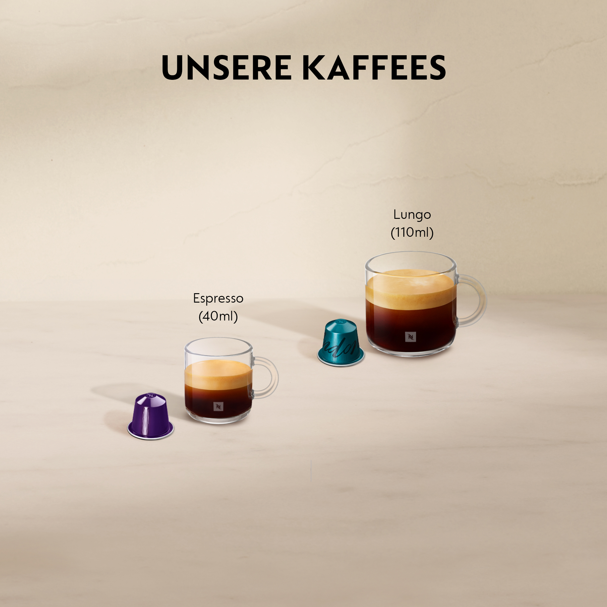 Nespresso-Kaffeehaus-Werbung zeigt eine Espresso-Tasse mit Kapsel und eine Lungo-Tasse mit Kapsel auf beigem Hintergrund.