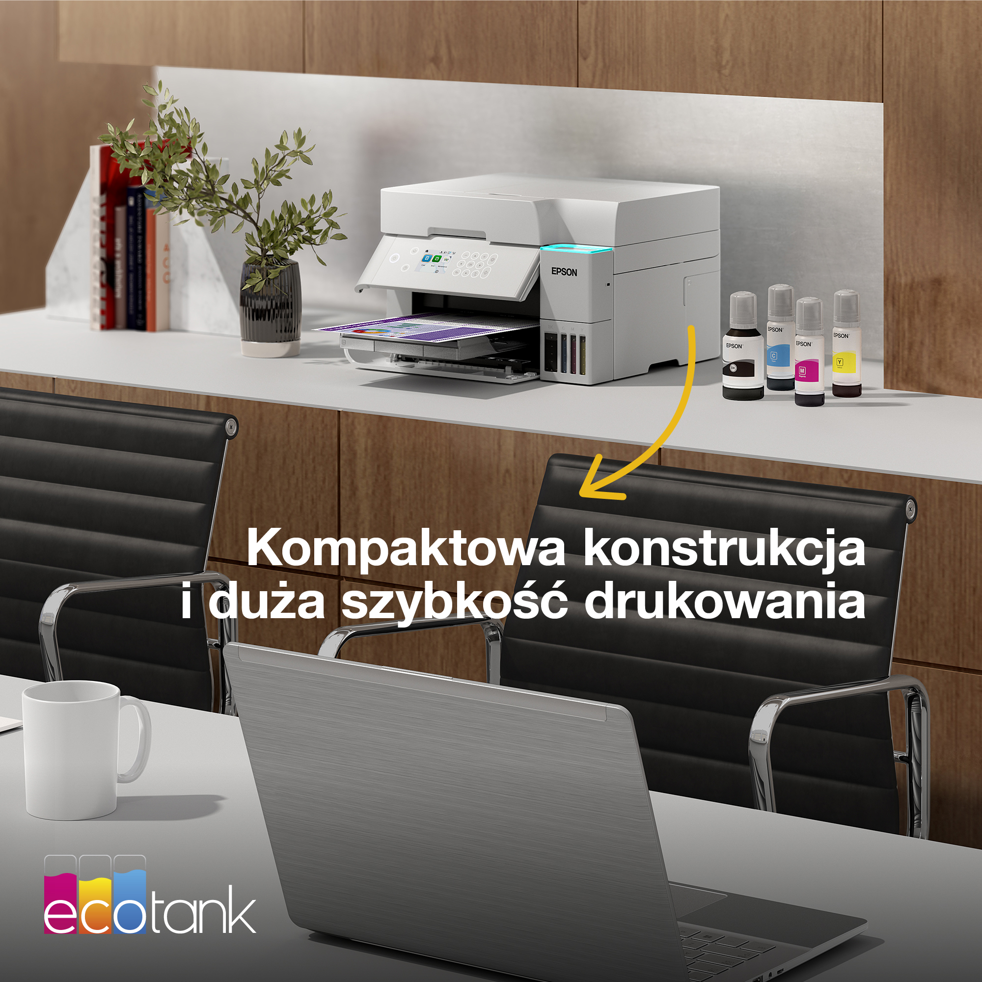 Drukarka Epson na półce biurowej z butelkami z tuszem, laptopem i kubkiem.