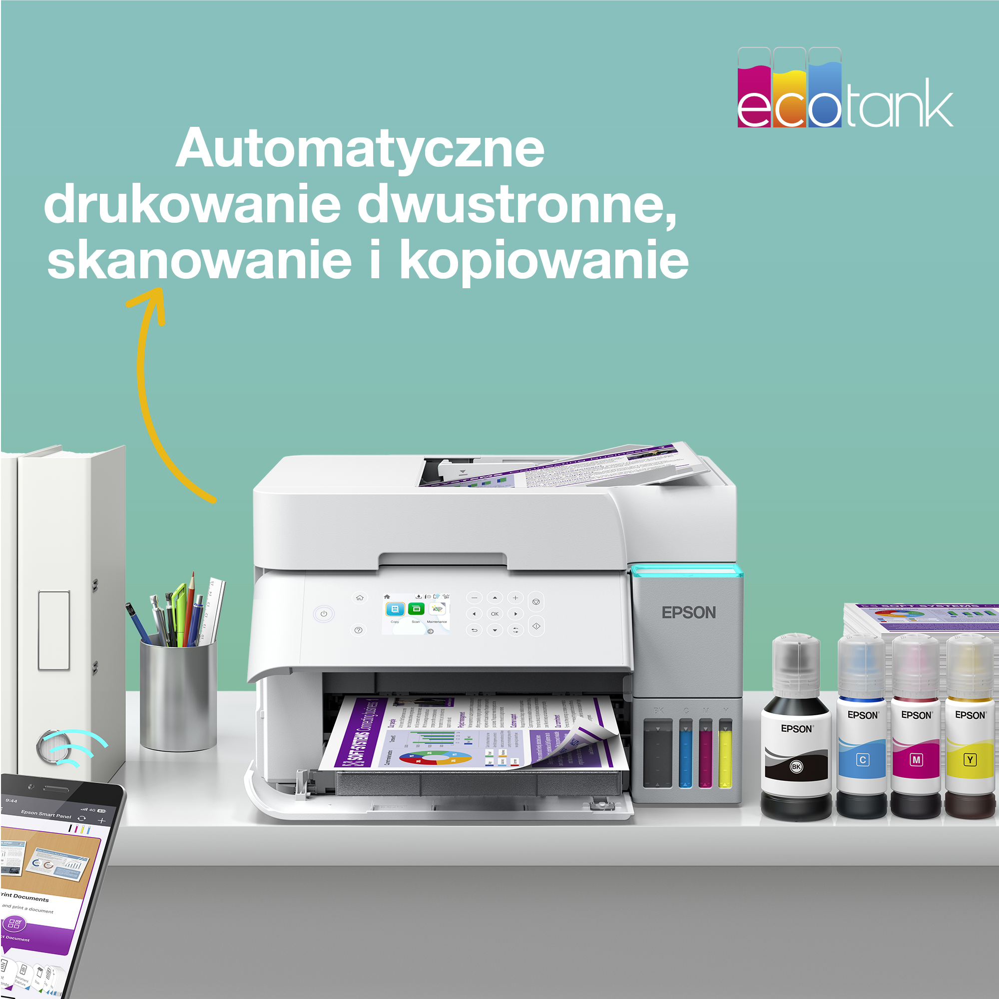 Drukarka Epson EcoTank na biurku z butelkami z atramentem, papierem i smartfonem.