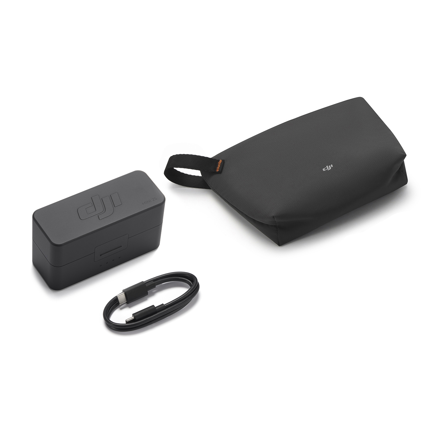 Beyaz arkaplanda siyah bir DJI kutusu, kulplu küçük bir çanta ve bir USB kablosu.