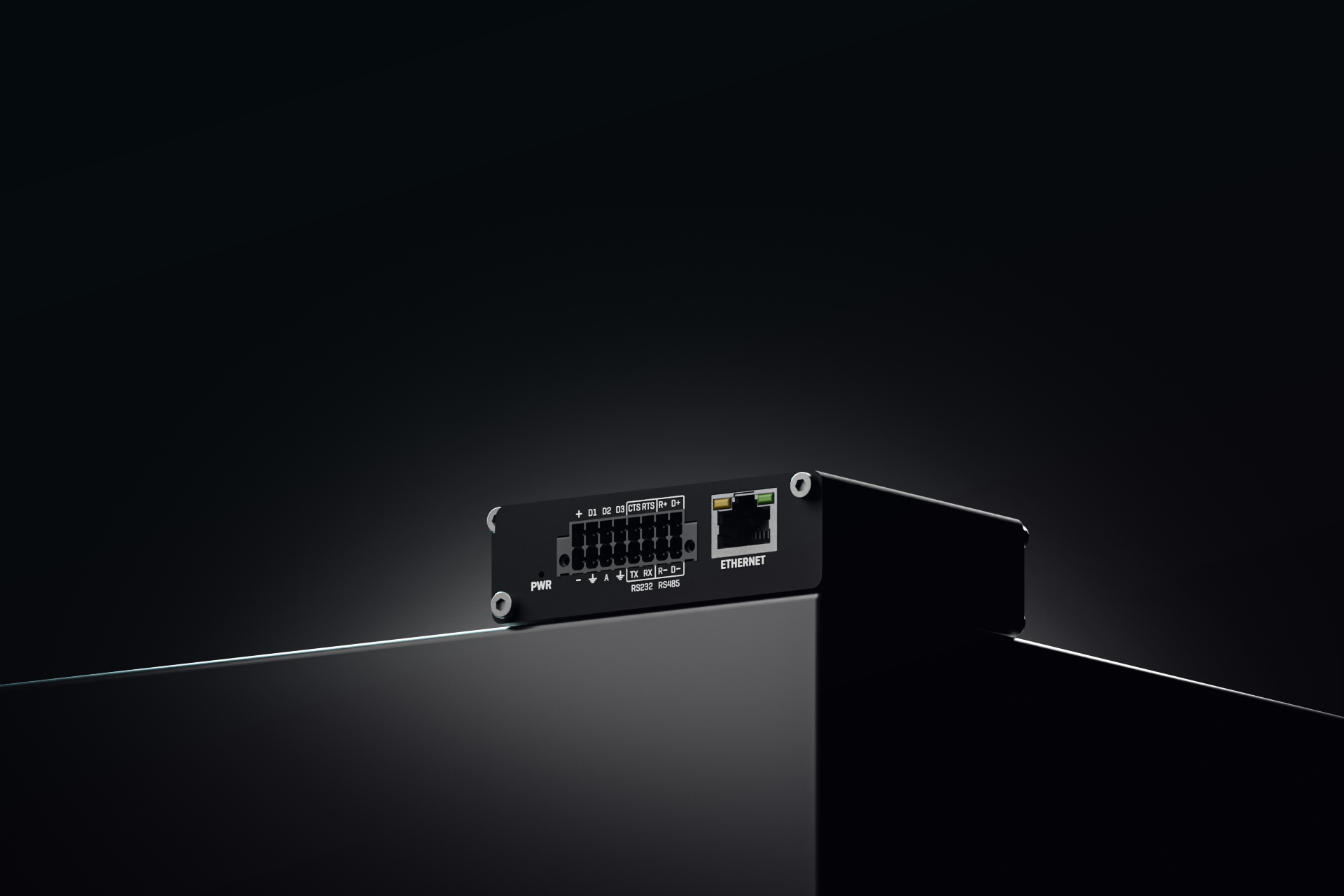Un dispositivo elettronico nero con porte Ethernet e seriali poggia su una superficie lucida.