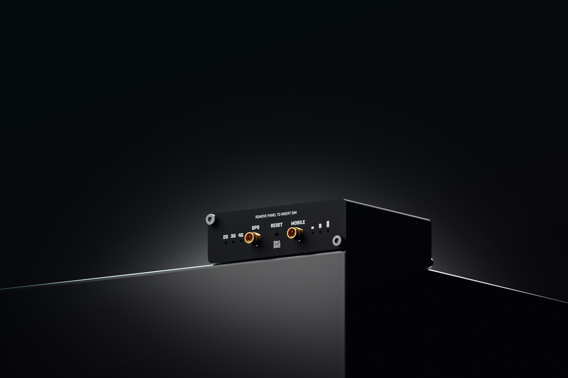 Un dispositivo elettronico nero con porte per antenna dorate e spie luminose su una superficie scura.