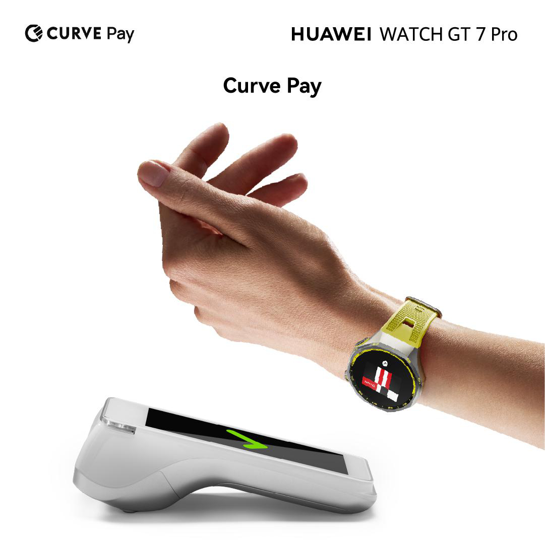 Hand mit Huawei Watch GT 7 Pro nähert sich einem Bezahlterminal für Curve Pay.