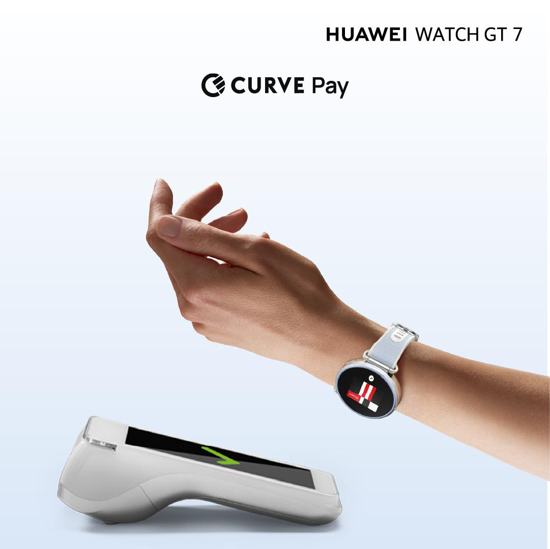 Eine Hand mit einer Huawei Watch GT 7 zeigt auf ein Bezahlterminal mit grünem Häkchen.