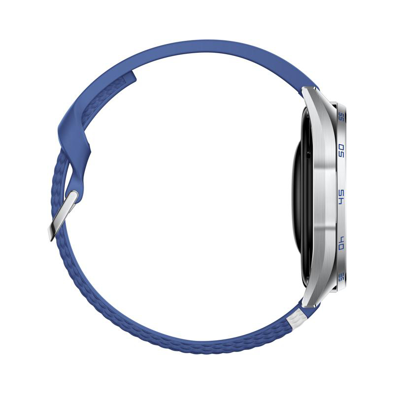 Eine Smartwatch mit silbernem Gehäuse und strukturiertem blauen Armband vor weißem Hintergrund.