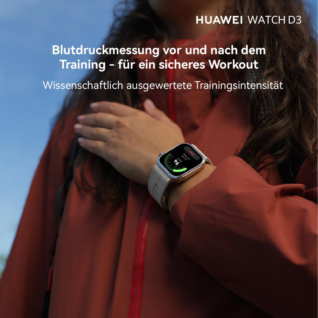 Eine Person mit einer Huawei Watch D3 in roter Jacke vor blauem Himmel.