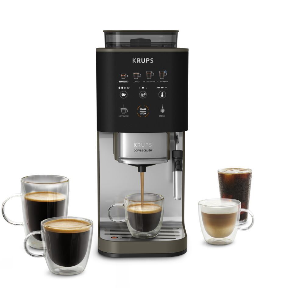 Krups kahve makinesi bir fincana espresso dolduruyor, etrafında kahve çeşitleri var.