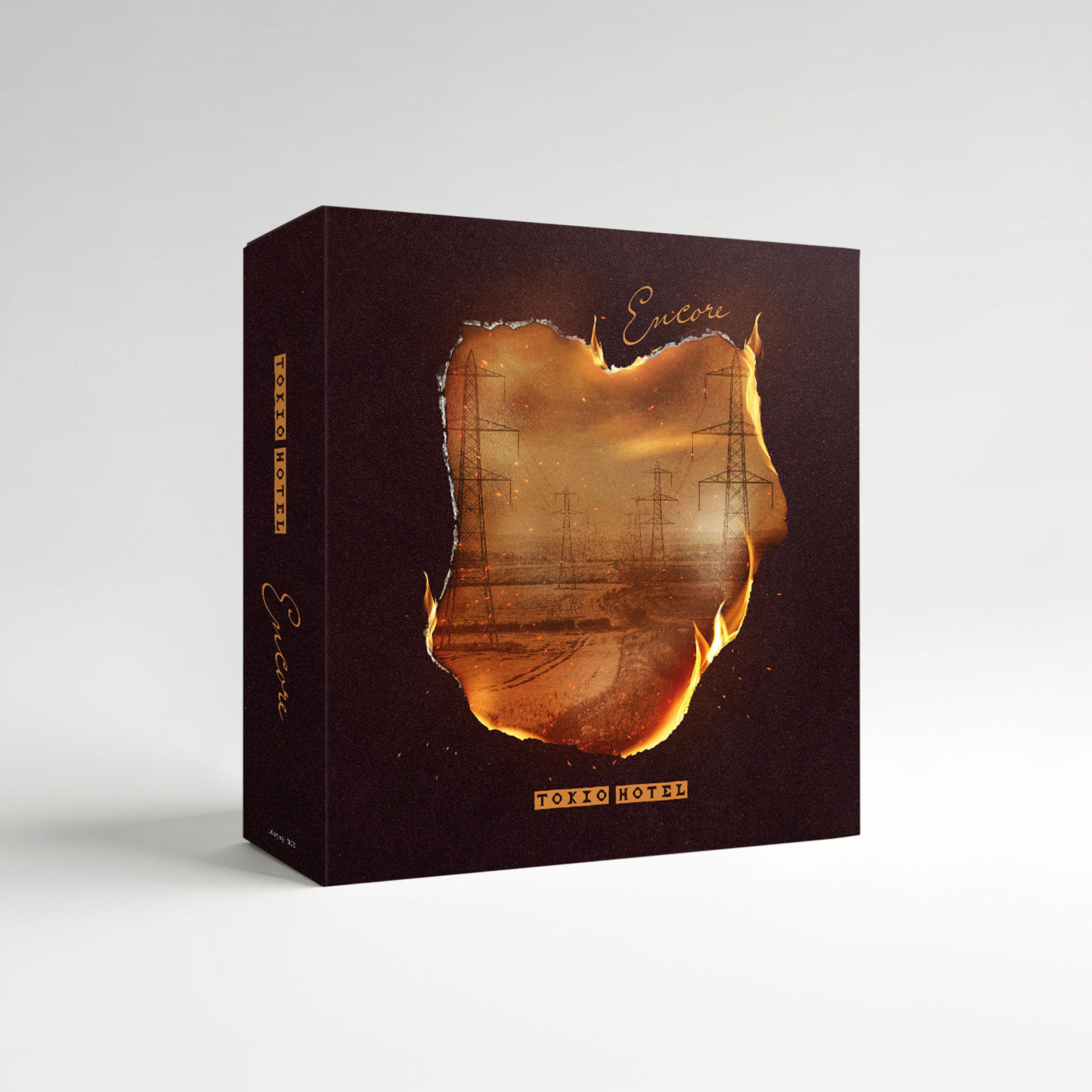 Eine schwarze Tokio Hotel Encore-Box mit einem brennenden Loch, das Strommasten in einer nebligen Landschaft zeigt.