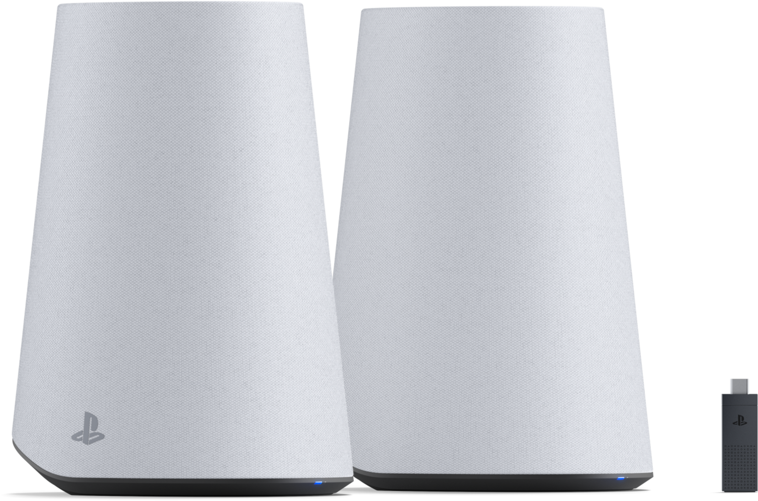 Két fehér hangszóró és egy kis USB-adapter PlayStation logóval fekete háttér előtt.