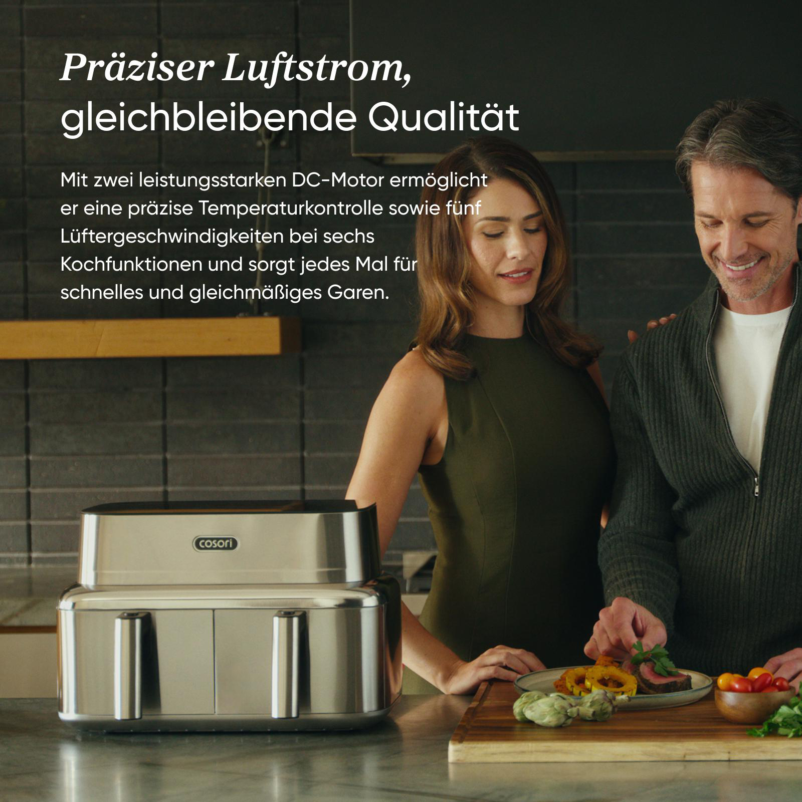 Paar in Küche bereitet Essen neben einem silbernen Cosori Heißluftfritteuse zu, Text im Bild.