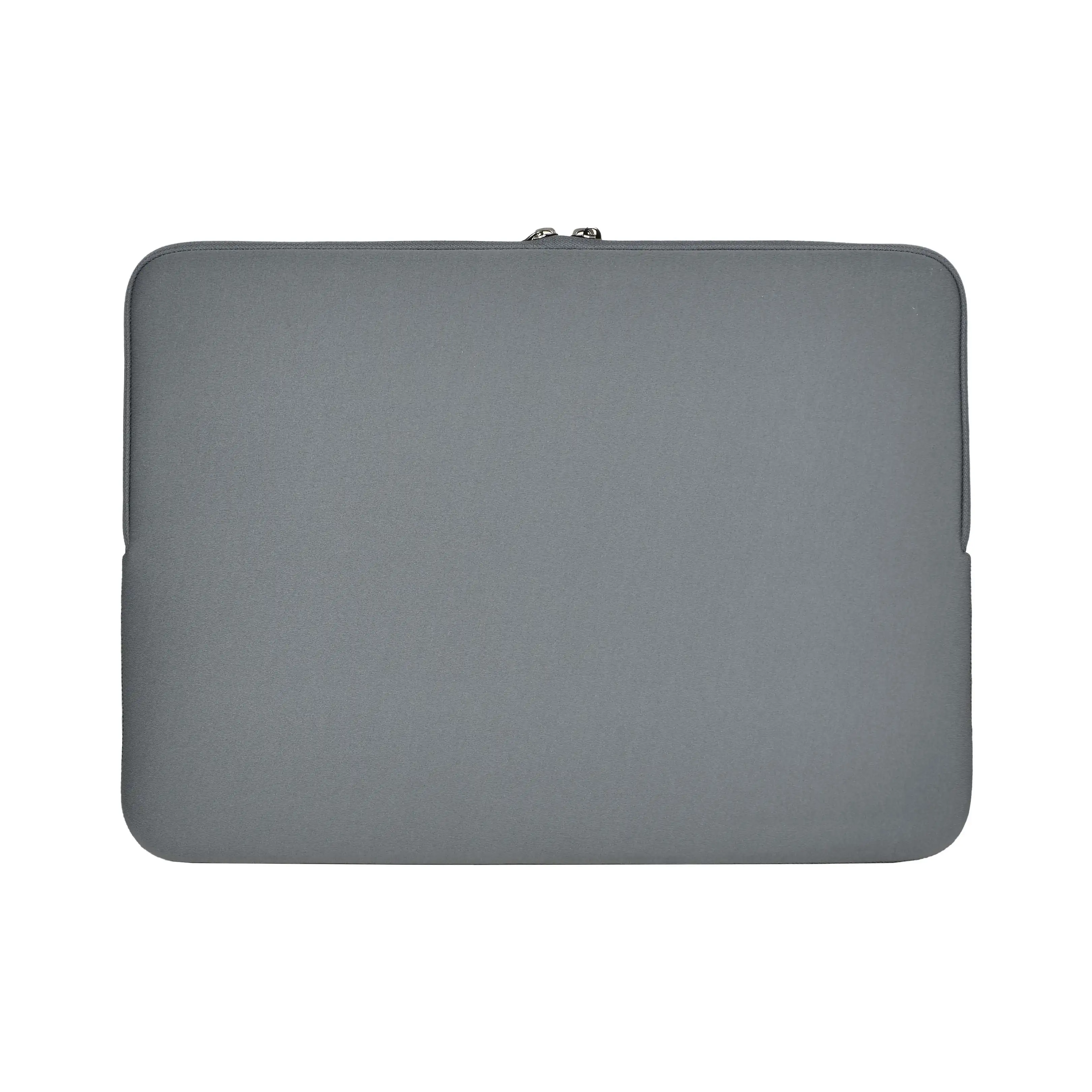 Una funda gris para portátil con cremallera arriba sobre fondo blanco.