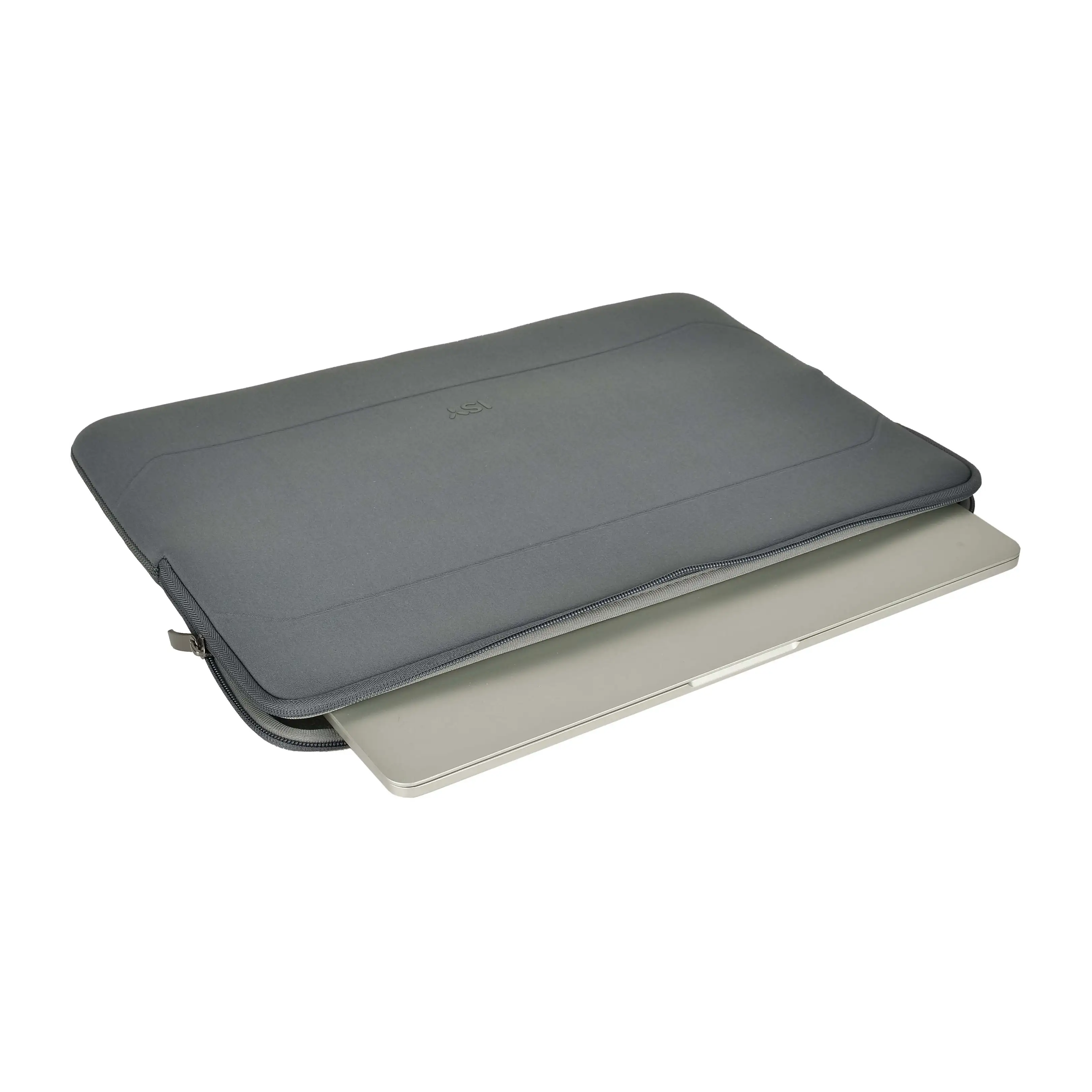 Un ordenador portátil plateado sale parcialmente de una funda gris con cremallera sobre fondo blanco.