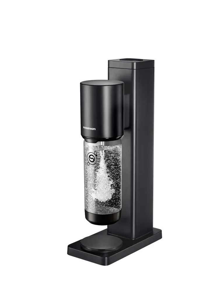 Gasificador de agua SodaStream negro con una botella llena de burbujas ascendentes sobre fondo blanco.