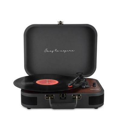 Un tocadiscos de maleta gris abierto con detalles de madera y un disco de vinilo.