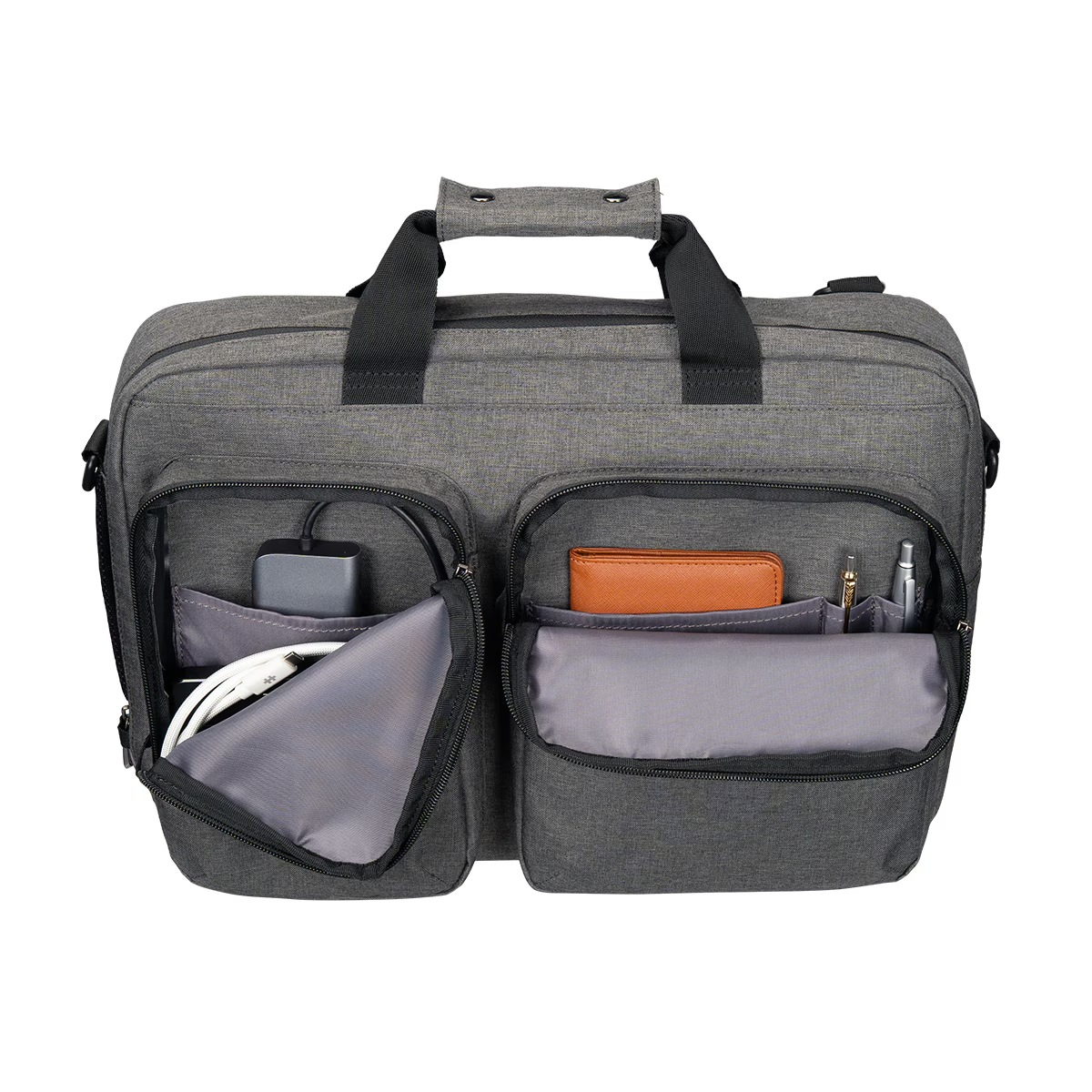 Bolsa gris para portátil con bolsillos frontales abiertos llenos de cables de carga, bolígrafos y un estuche marrón.