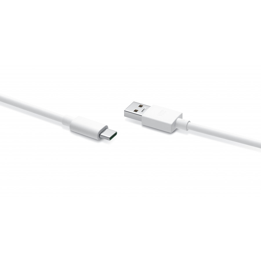 Un cable USB-C blanco y un cable USB-A se enfrentan sobre un fondo blanco.