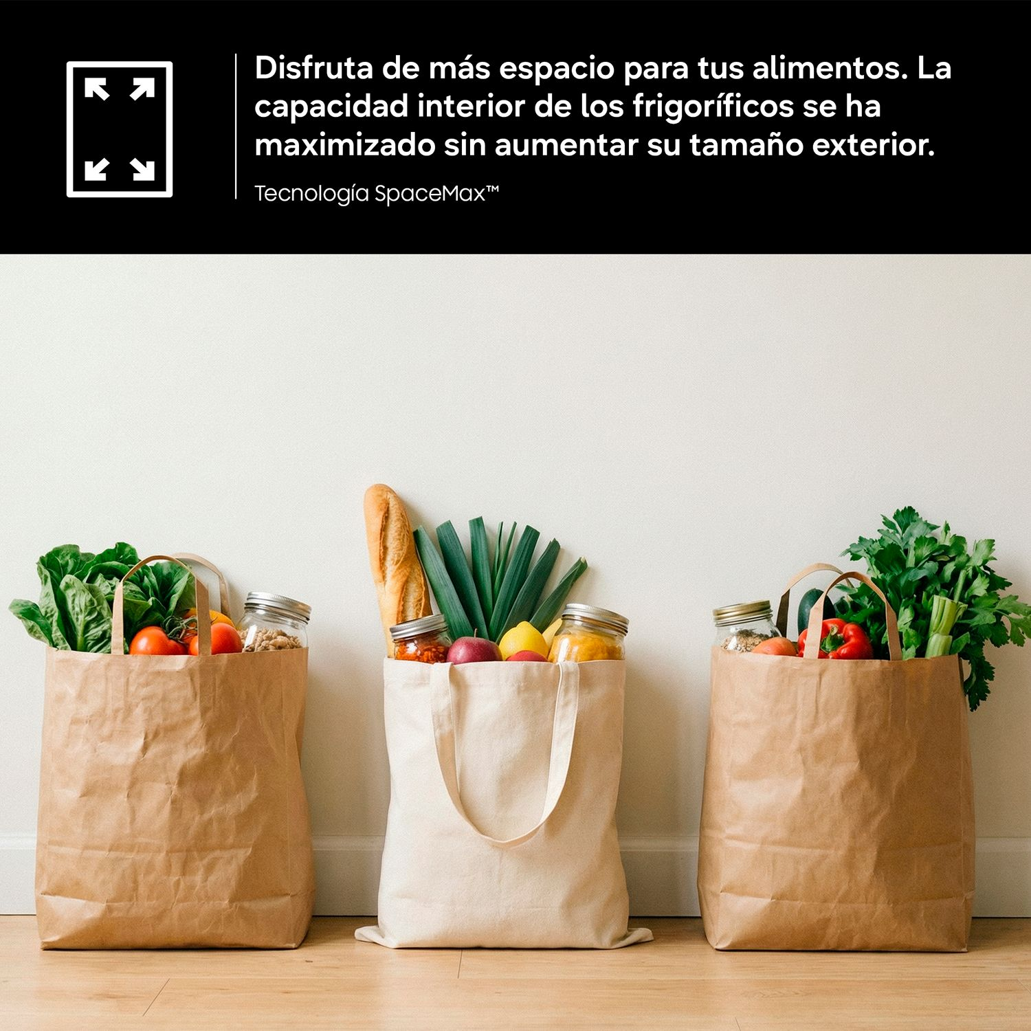 Tres bolsas llenas de verduras frescas y pan sobre un suelo de madera ante una pared blanca.