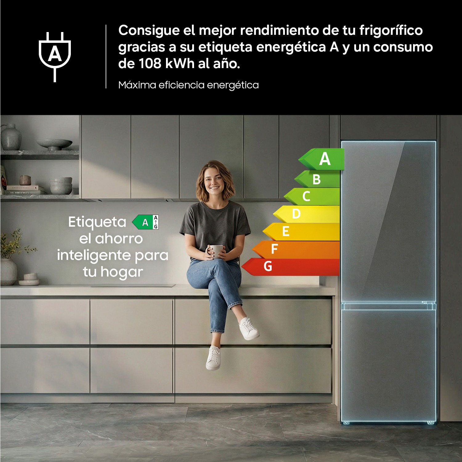 Una mujer sonriente está sentada en una encimera de cocina junto a un frigorífico y una escala energética.