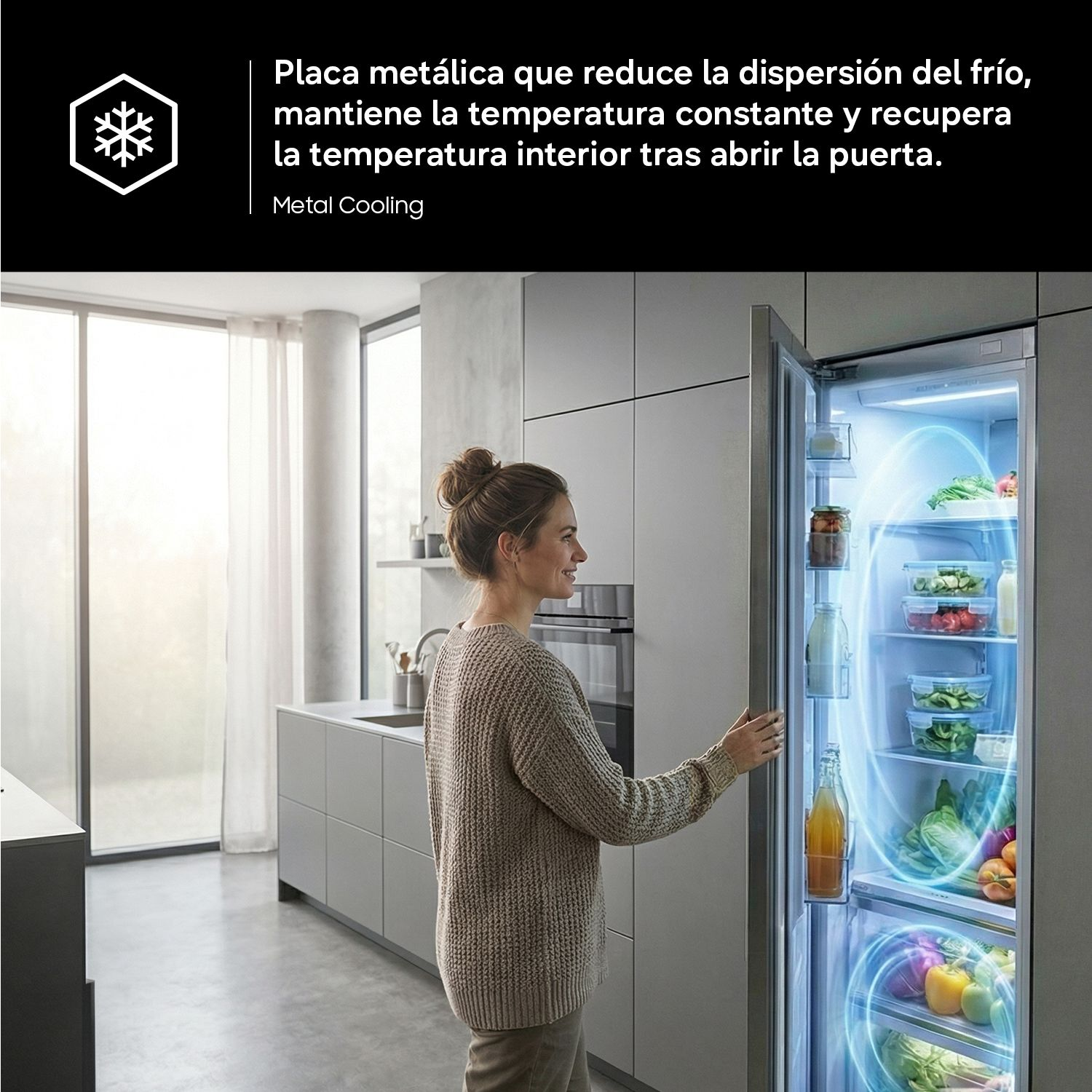 Una mujer abre un refrigerador con Metal Cooling en una cocina luminosa.