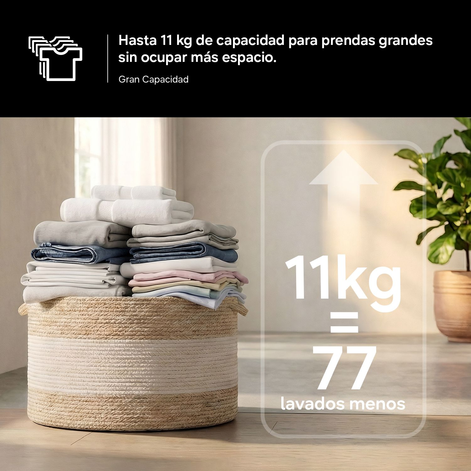 Una cesta grande y redonda llena de ropa y toallas dobladas en una habitación con una planta verde.