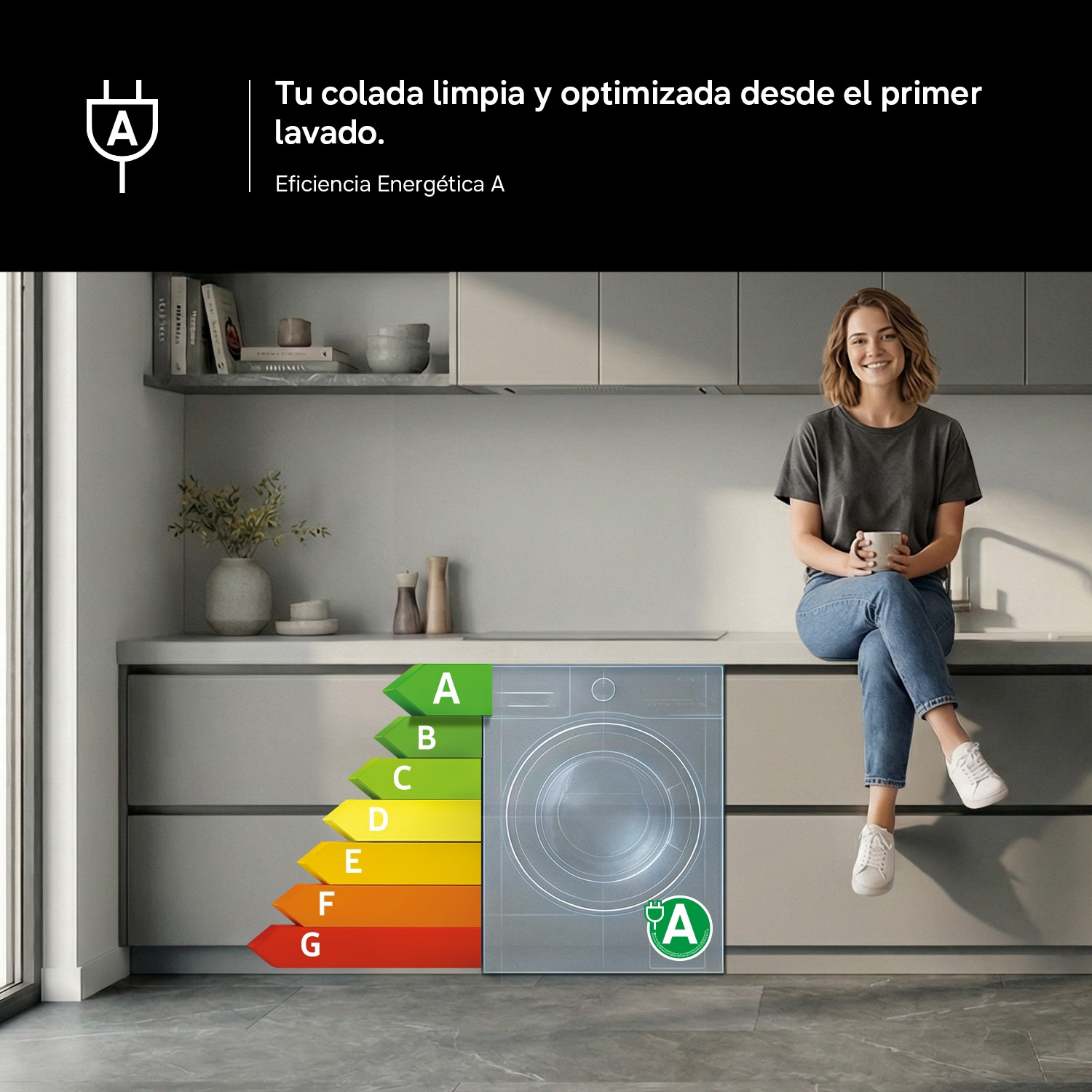 Una mujer está sentada en la encimera de una cocina moderna. Abajo hay una lavadora con eficiencia energética A.