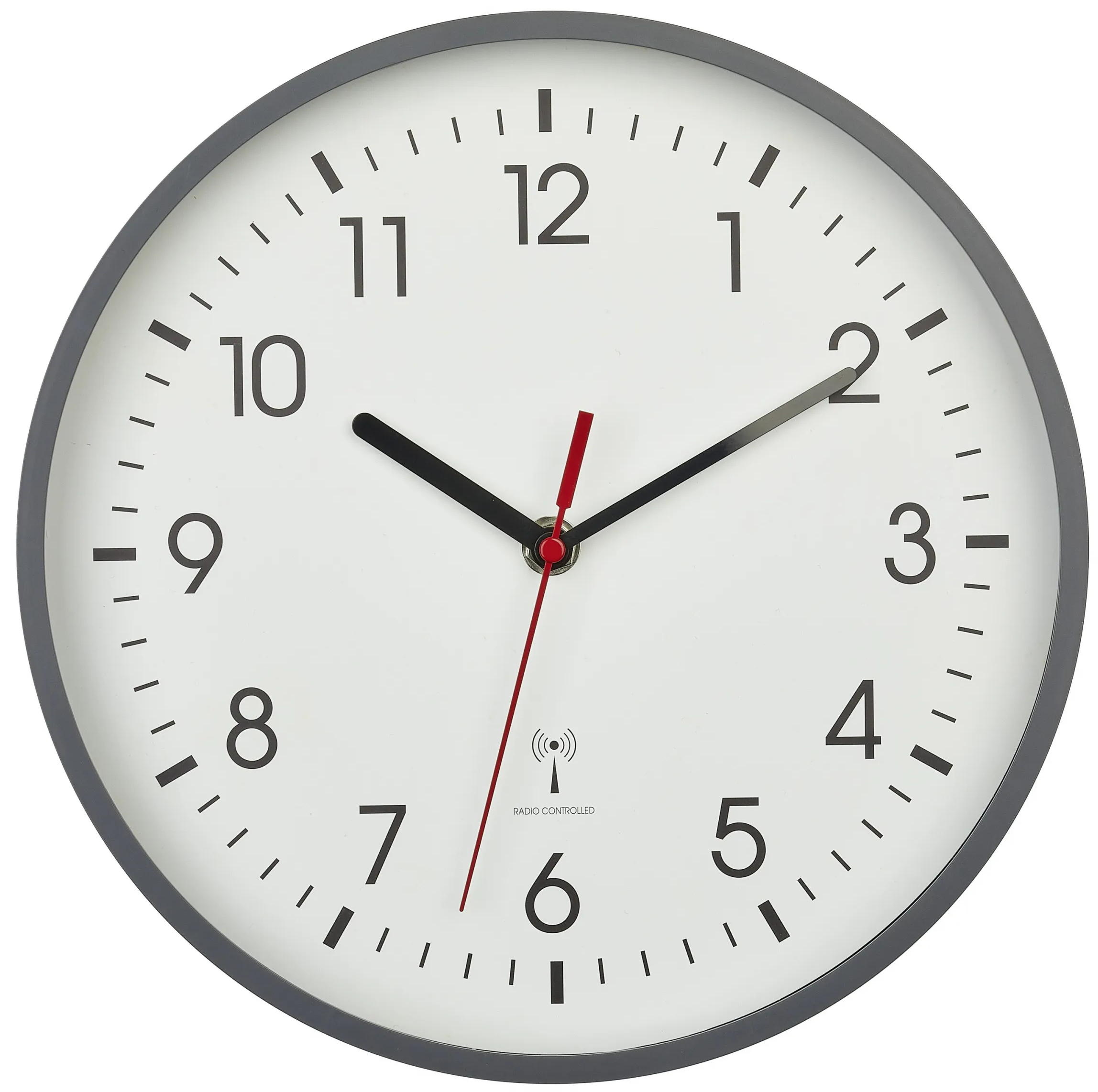 Graue Wanduhr mit weißem Zifferblatt, schwarzen Ziffern, Stricheinteilung und rotem Sekundenzeiger.