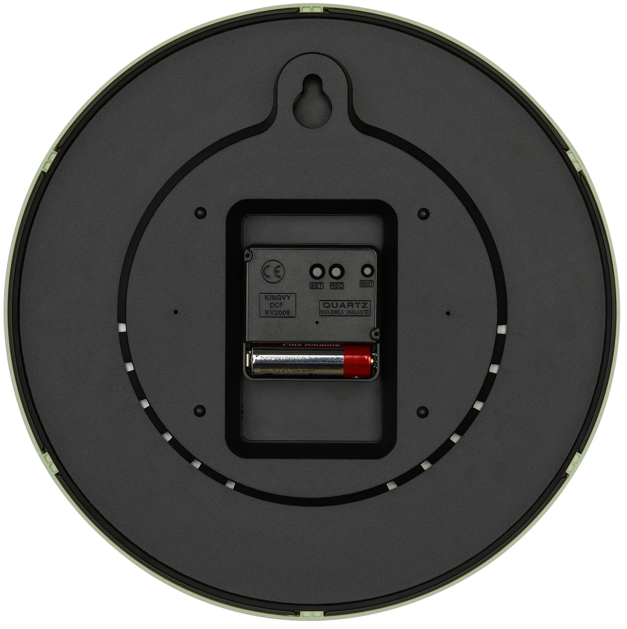 Rückansicht einer runden schwarzen Wanduhr mit einer eingelegten roten AA-Batterie im Mechanismusfach.