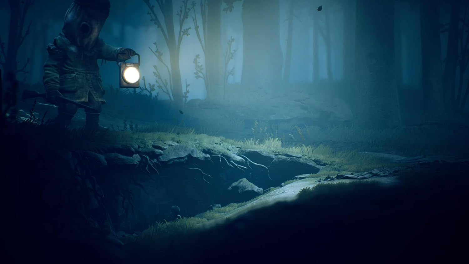 Une silhouette masquée avec une lanterne se tient dans une forêt sombre et brumeuse au bord d'un fossé.