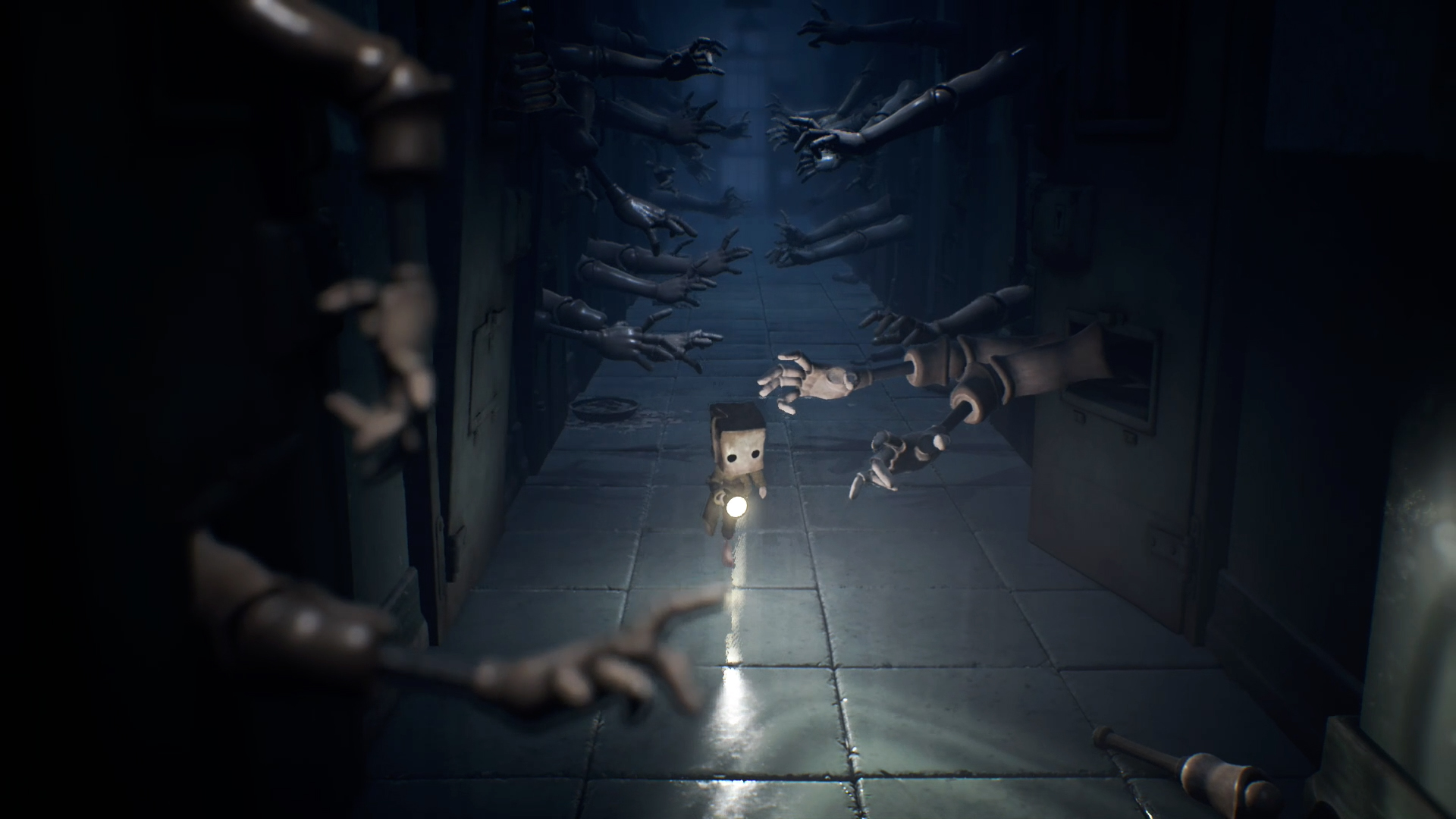 Un petit personnage marche dans un couloir sombre tandis que de nombreuses mains surgissent des murs.