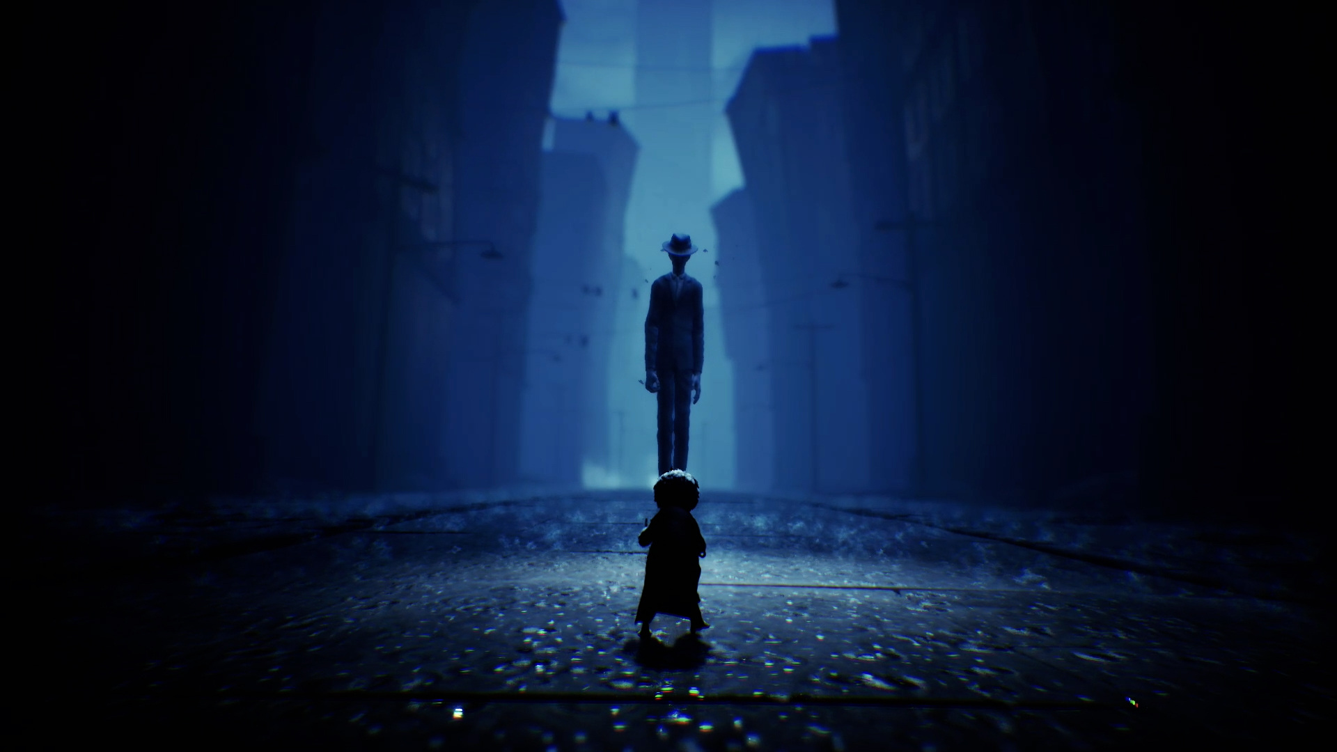 Un enfant en manteau sombre fait face à une grande silhouette effilée dans une rue sombre aux bâtiments imposants.