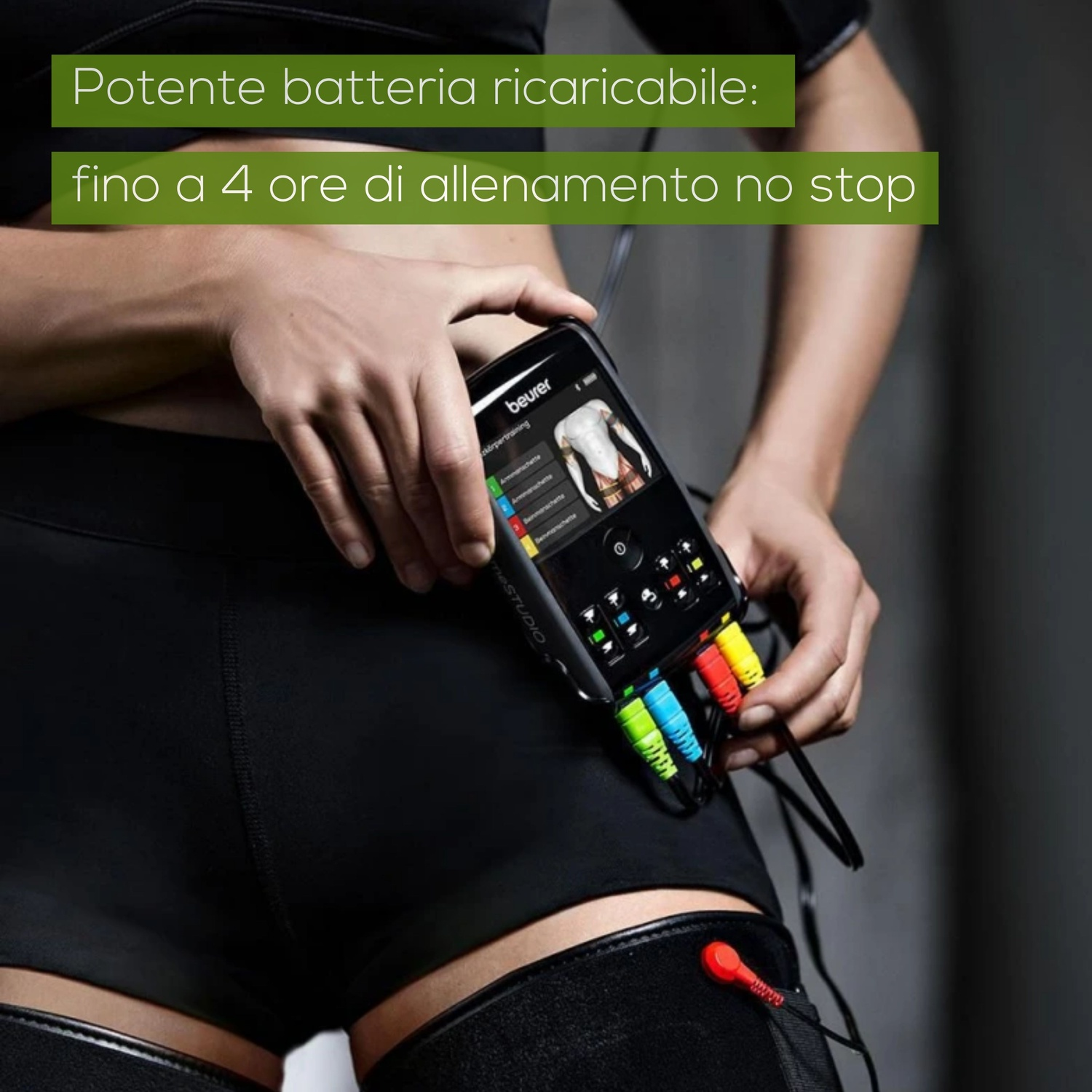 Una persona in abbigliamento sportivo tiene in mano un dispositivo EMS Beurer con cavi colorati.