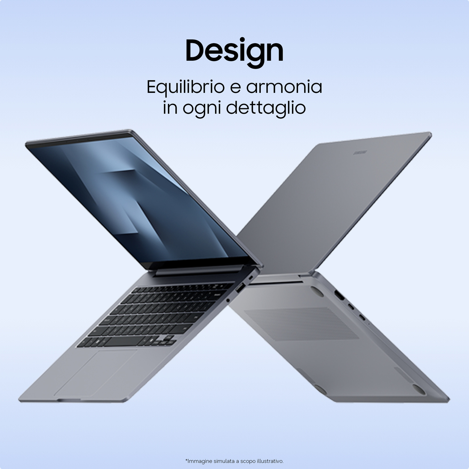 Due laptop grigi formano una X su sfondo azzurro, con testo in italiano sopra.