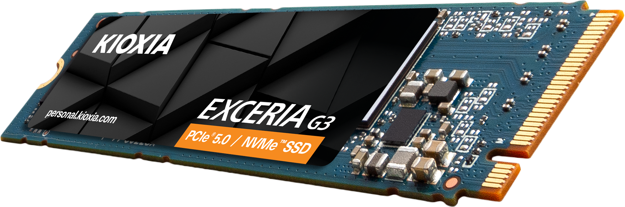 Siyah arka planda siyah soğutuculu ve altın renkli konektörlü bir Kioxia Exceria G3 NVMe SSD.