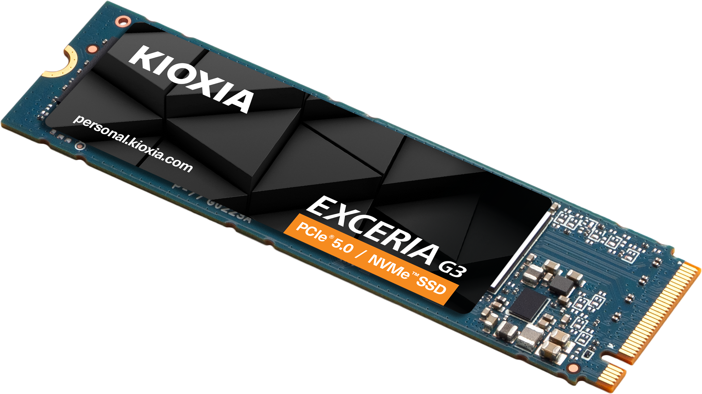 Siyah arka planda etiketini ve elektronik bileşenlerini gösteren bir KIOXIA EXCERIA G3 PCIe 5.0 NVMe SSD.