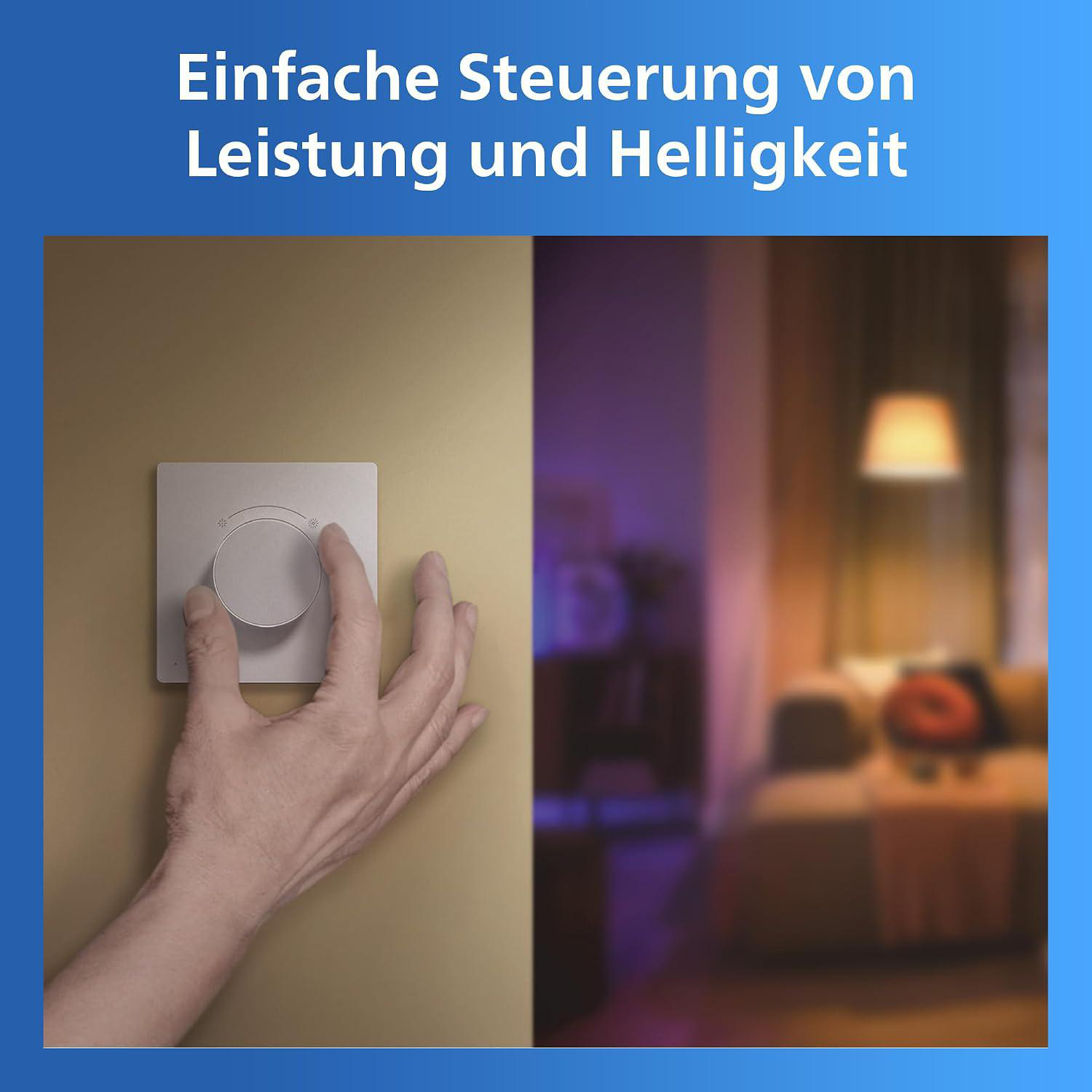 Hand bedient einen Wanddimmer auf beiger Wand, rechts ein beleuchtetes Zimmer.