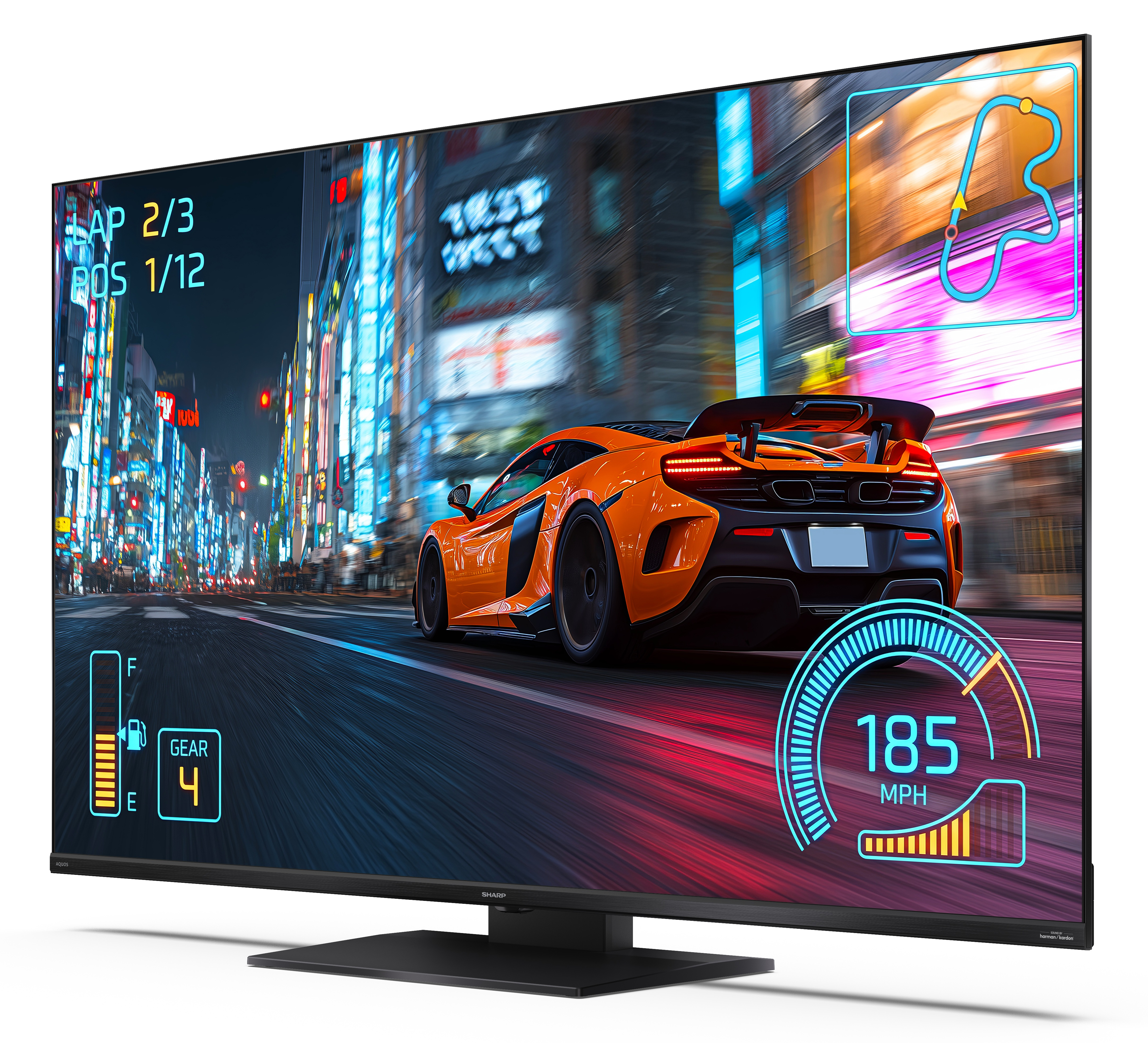 Duży telewizor wyświetla grę wyścigową z pomarańczowym samochodem sportowym na oświetlonej ulicy nocą.