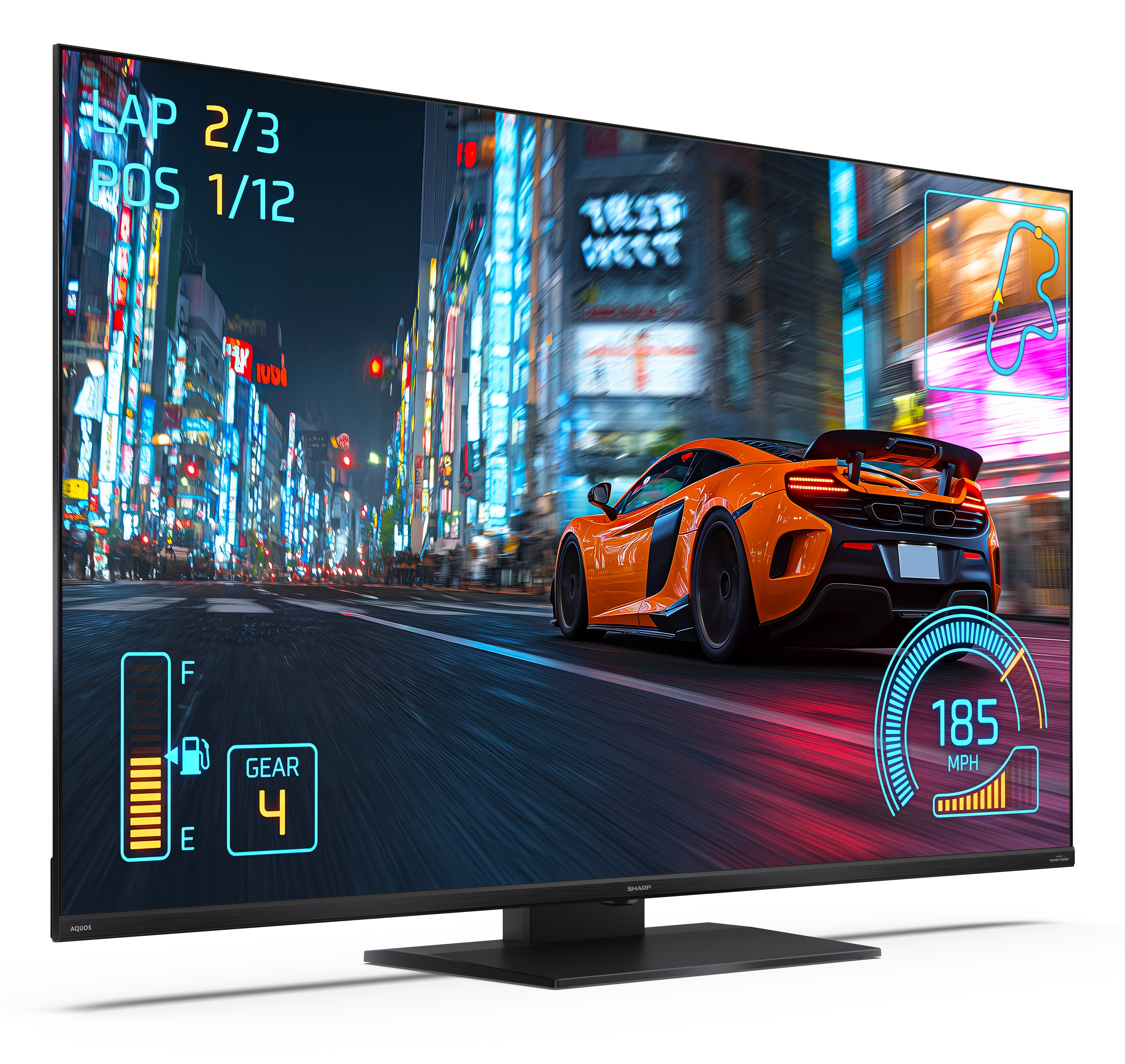 Telewizor wyświetla grę wyścigową w oświetlonym nocnym mieście.