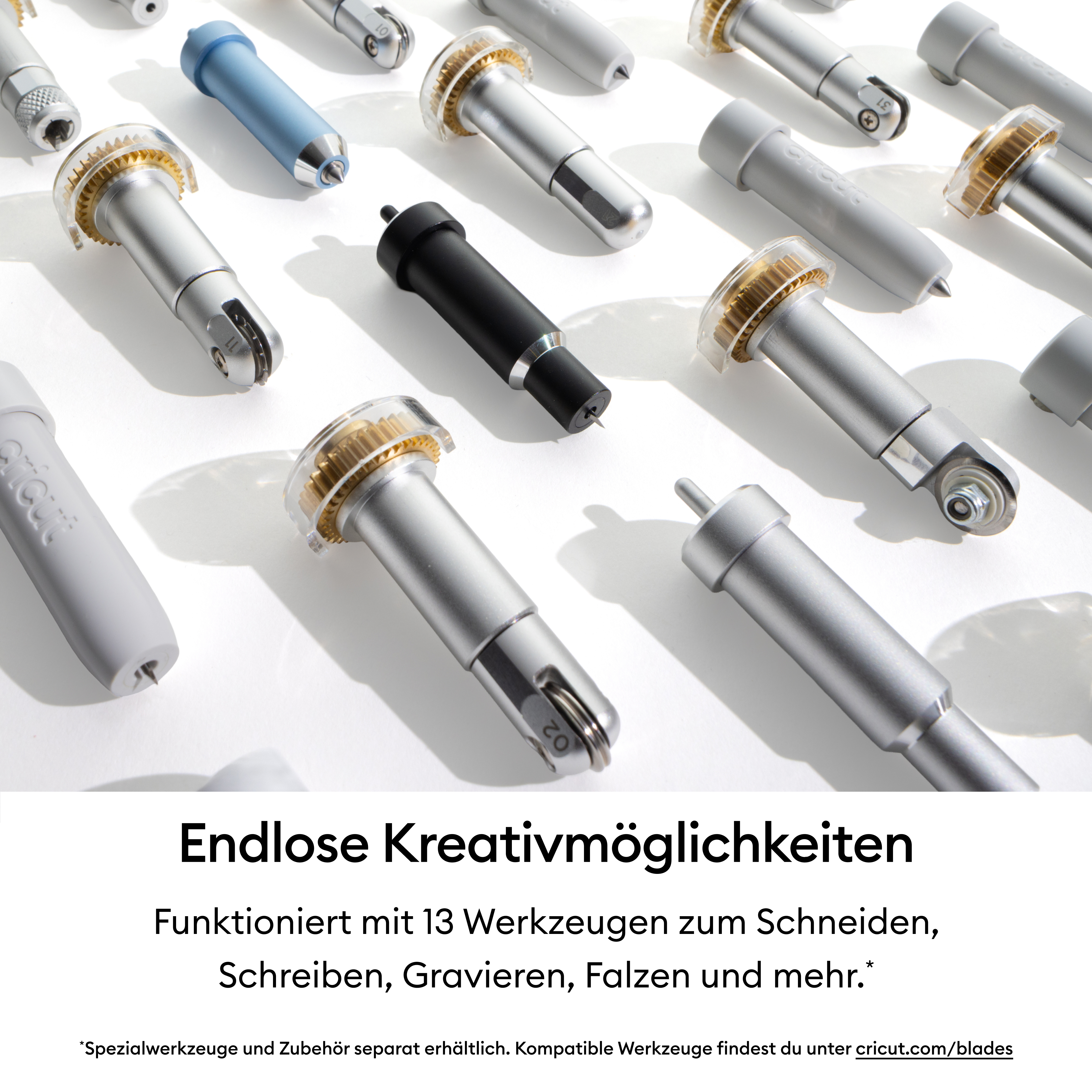Verschiedene Cricut-Werkzeuge und Klingen auf einer weißen Oberfläche angeordnet.