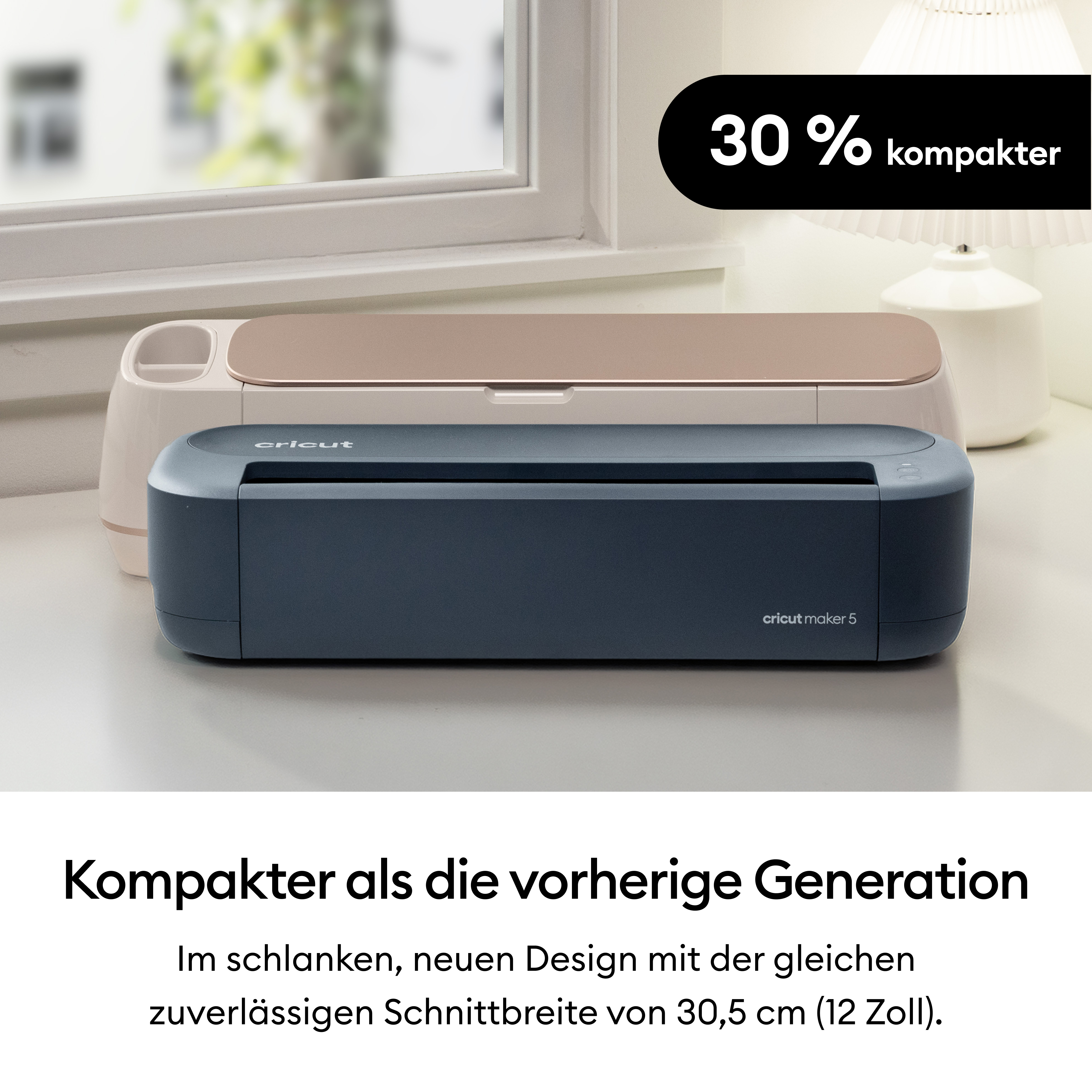Zwei Cricut-Schneidemaschinen in einem hellen Raum, die vordere ist dunkelblau und kompakter als die hintere.