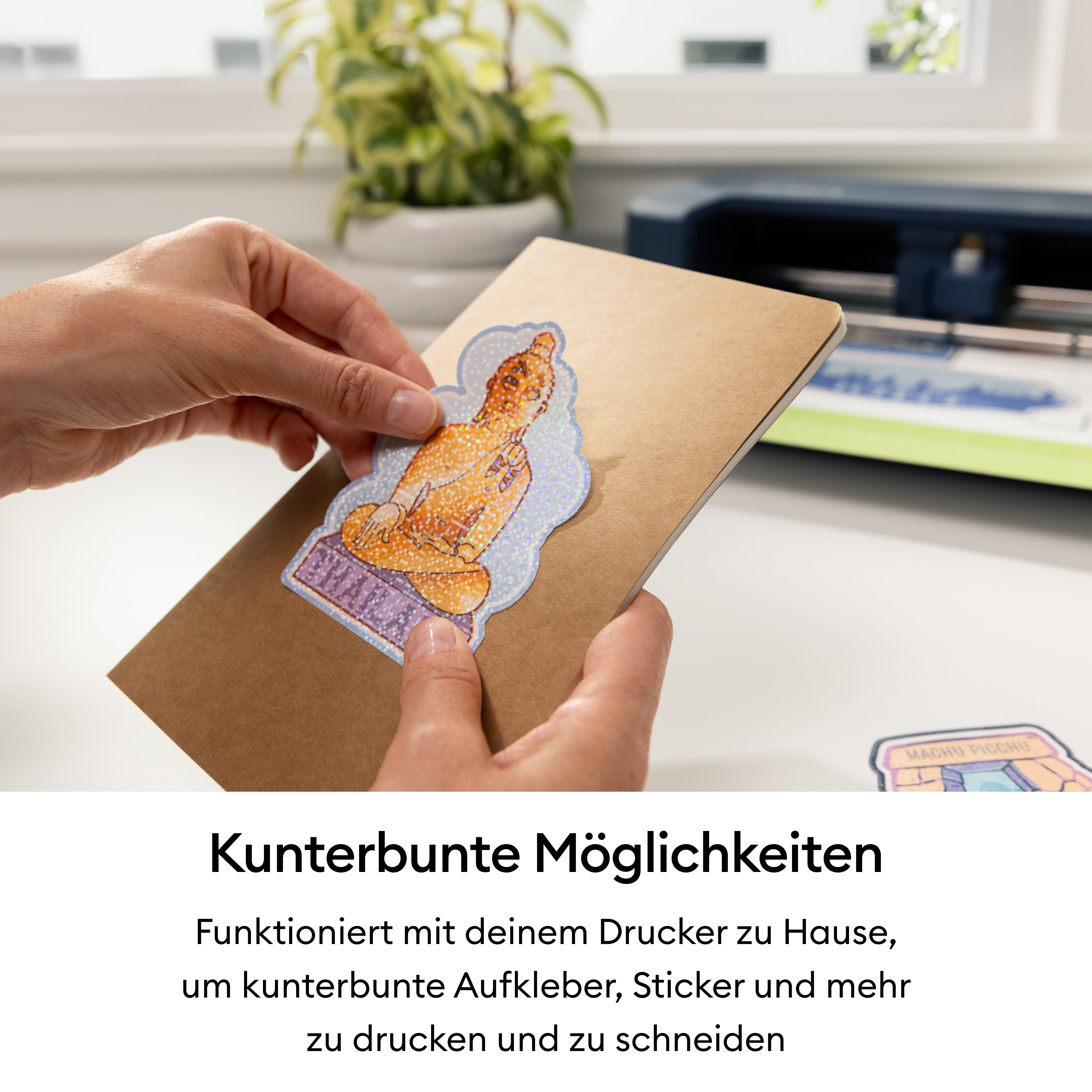 Eine Person klebt einen goldenen Buddha-Sticker auf ein braunes Notizbuch.