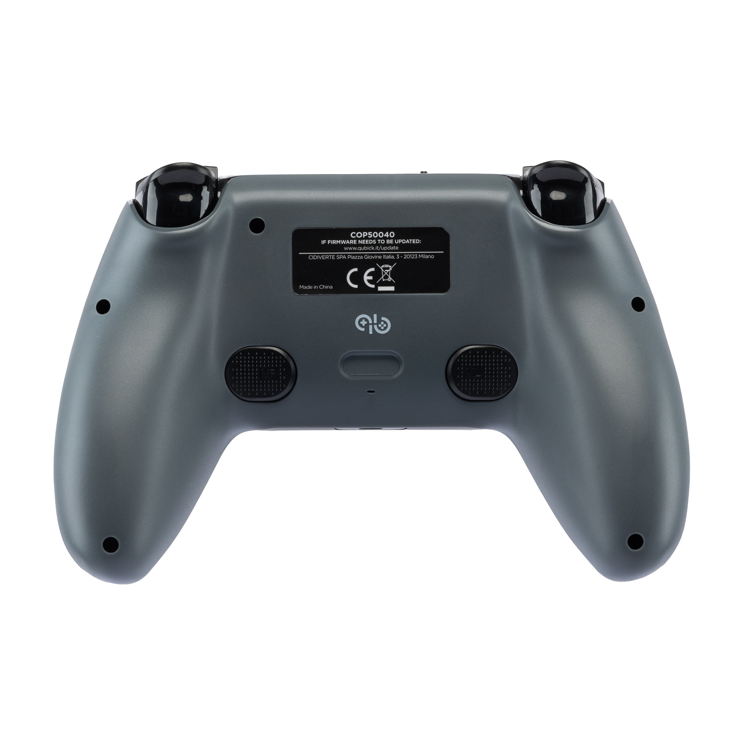 Vista posteriore di un controller di gioco grigio con due paddle posteriori e un'etichetta su sfondo bianco.