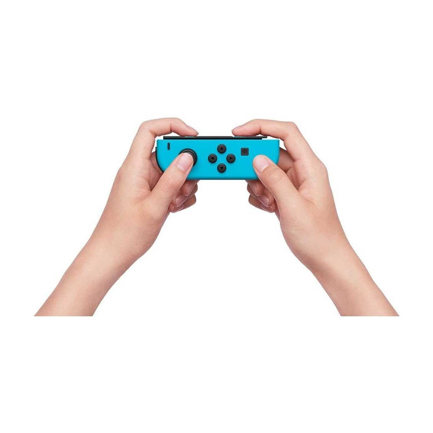 Due mani tengono un controller Joy-Con per Nintendo Switch ciano in orizzontale su sfondo bianco.