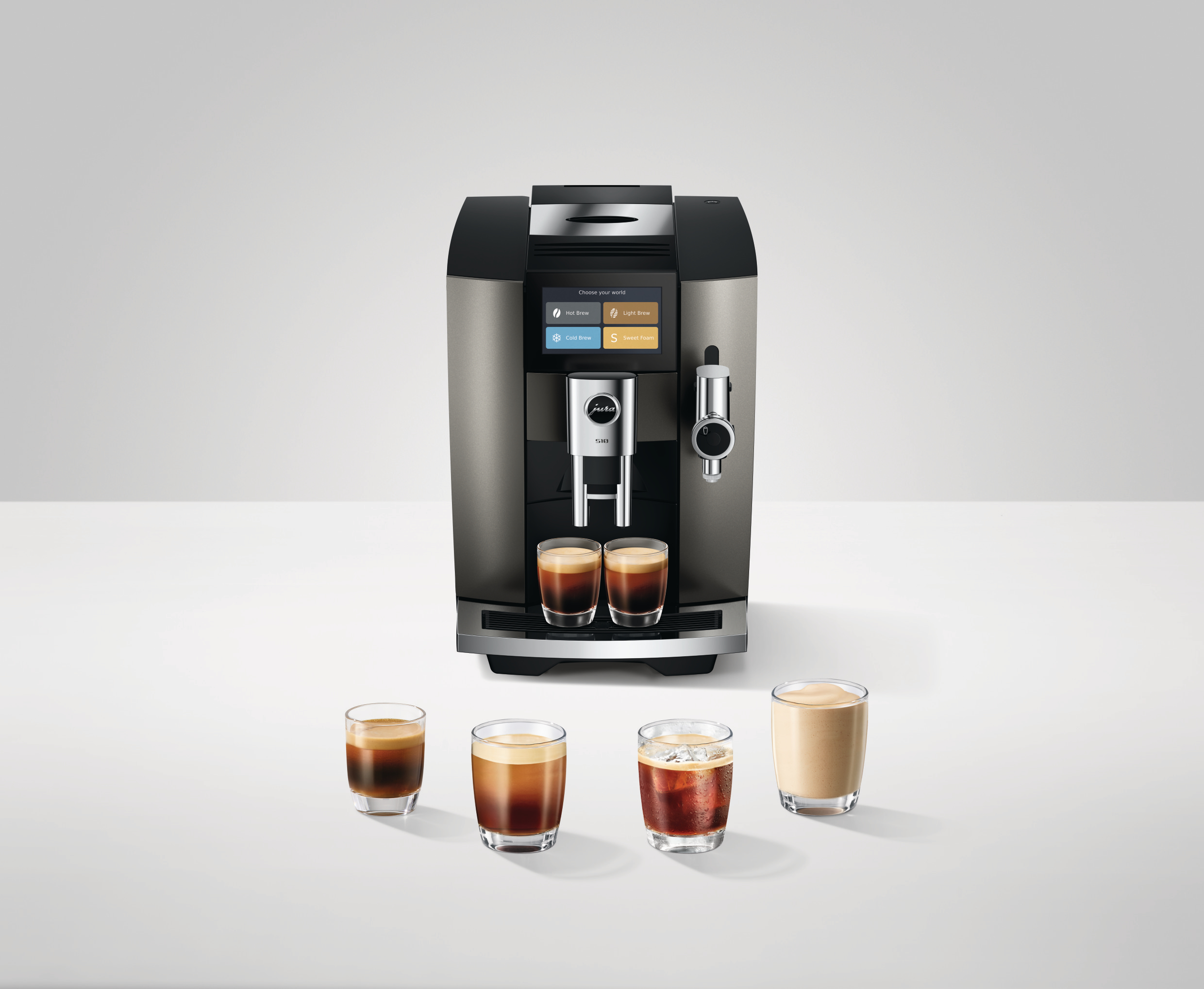 Eine moderne graue Jura-Kaffeemaschine mit Display, zwei Tassen darunter und vier verschiedenen Kaffeegetränken davor.