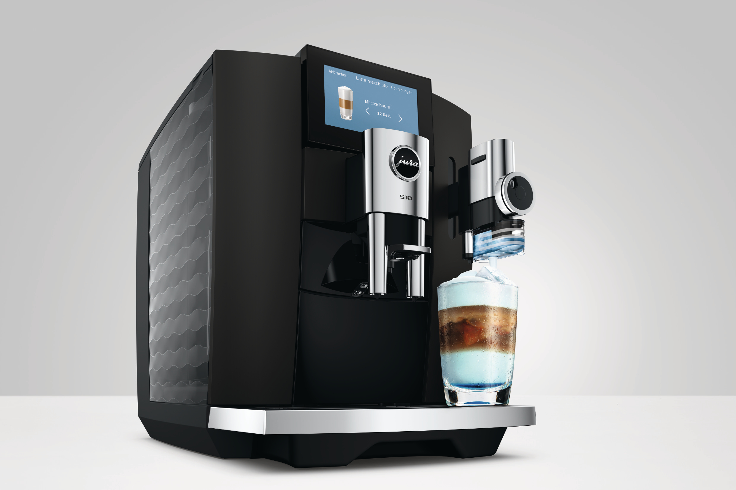 Moderne schwarze Jura S10 Kaffeemaschine mit Touchscreen und Glas mit einem Schichtgetränk.