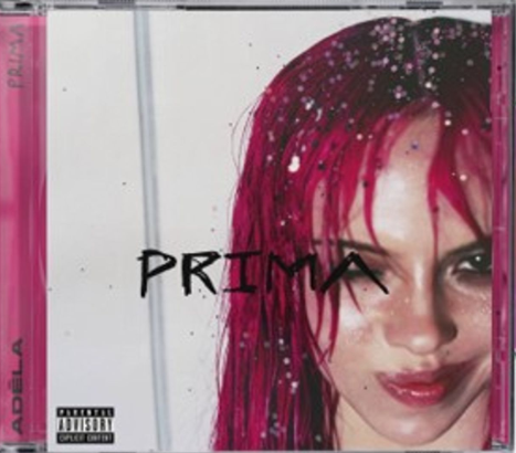 CD-Cover mit einer Person mit rosa Haar und Wasserperlen, dem Schriftzug PRIMA und einem Parental Advisory-Logo.