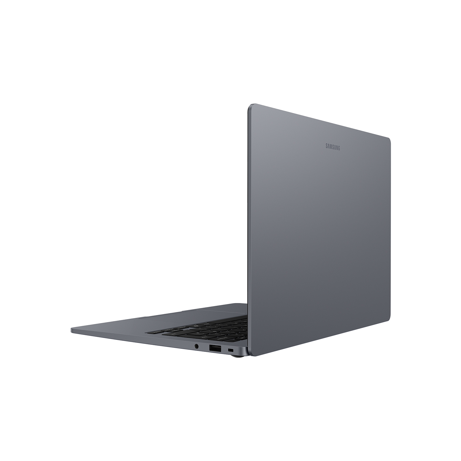 Un ordenador portátil Samsung gris se muestra ligeramente abierto sobre un fondo blanco, mostrando el logotipo.