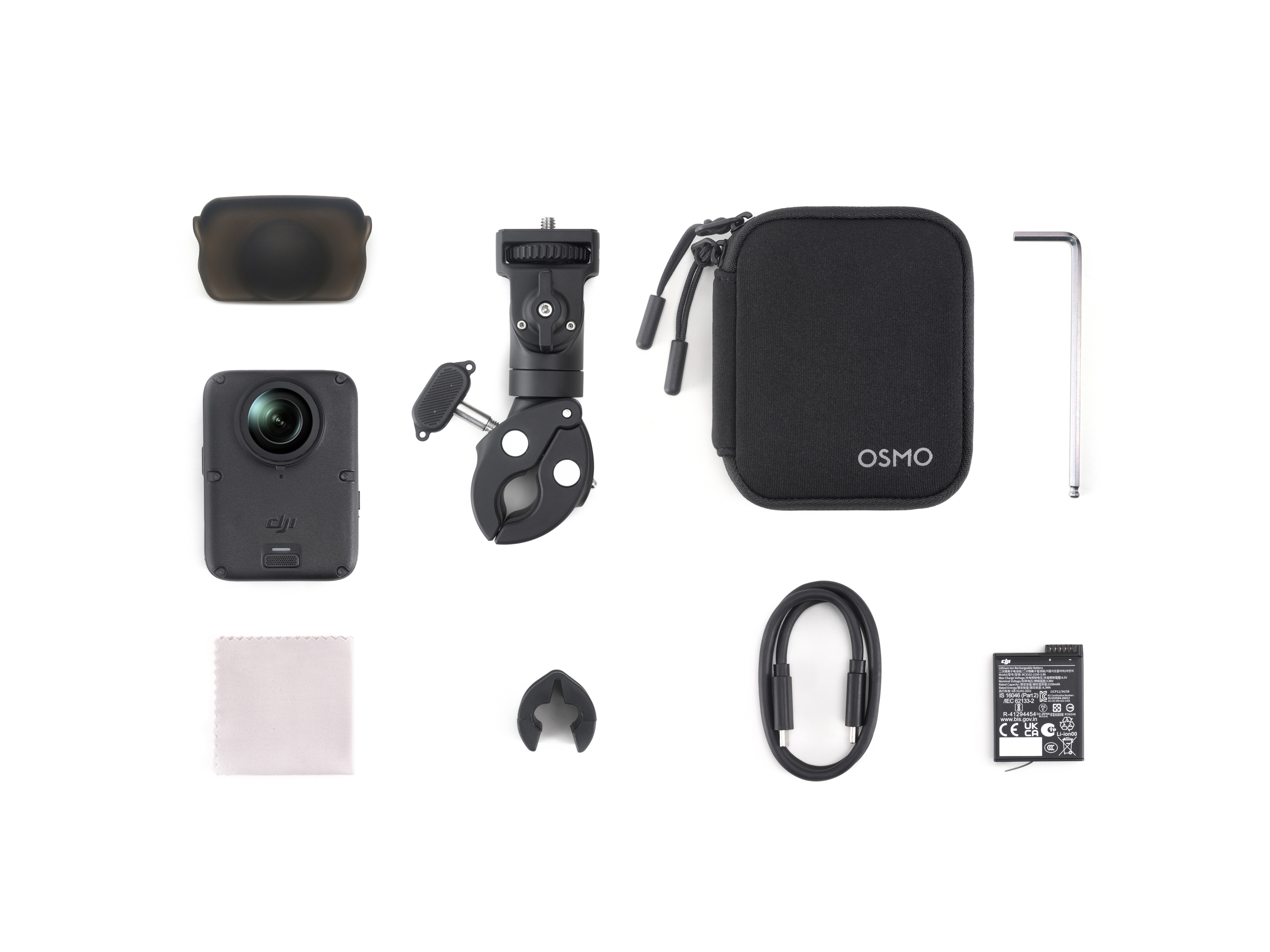 DJI Osmo Action-Kamera mit schwarzem Zubehör, Etui, Halterung und Kabel auf weißem Hintergrund.