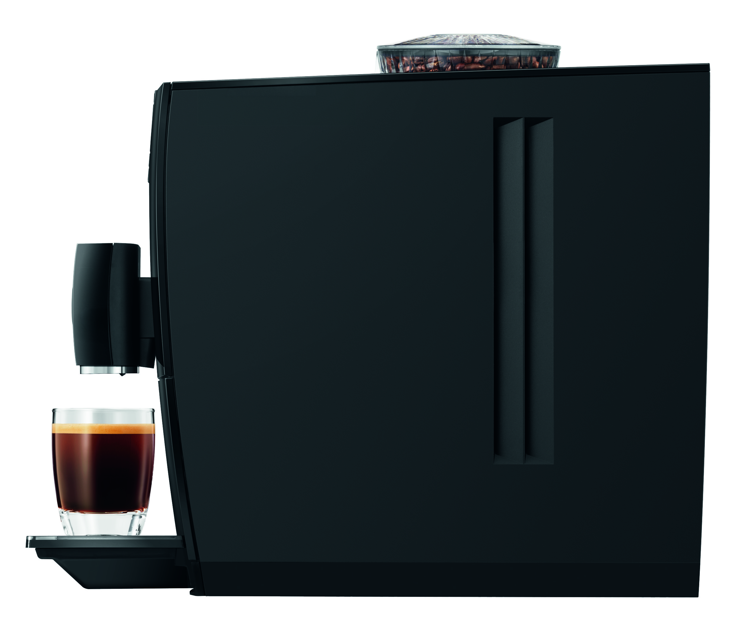Schwarze Kaffeemaschine von der Seite, mit Glas frischen Espressos.