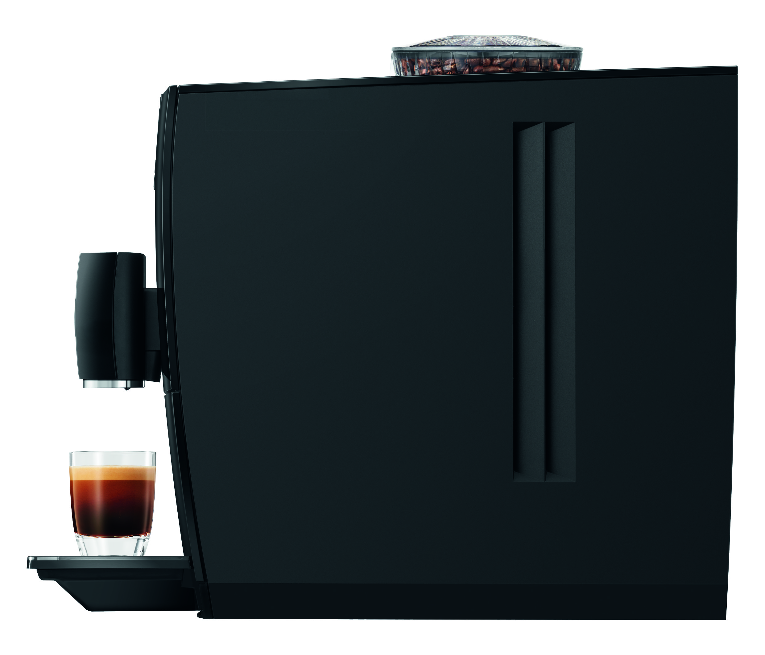 Schwarze Kaffeemaschine von der Seite, mit einer Glastasse Espresso auf dem Abtropfgitter.